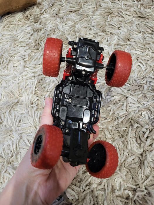 Машинка, на пружинах колеса