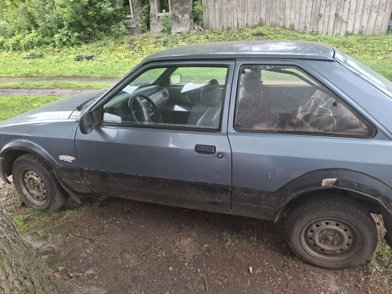 Автомобить форд экскорт