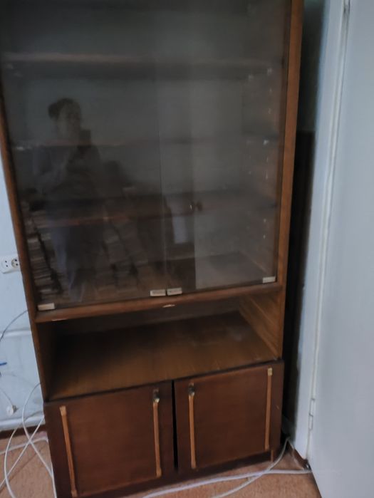 Продам 2 серванта и книжный шкаф