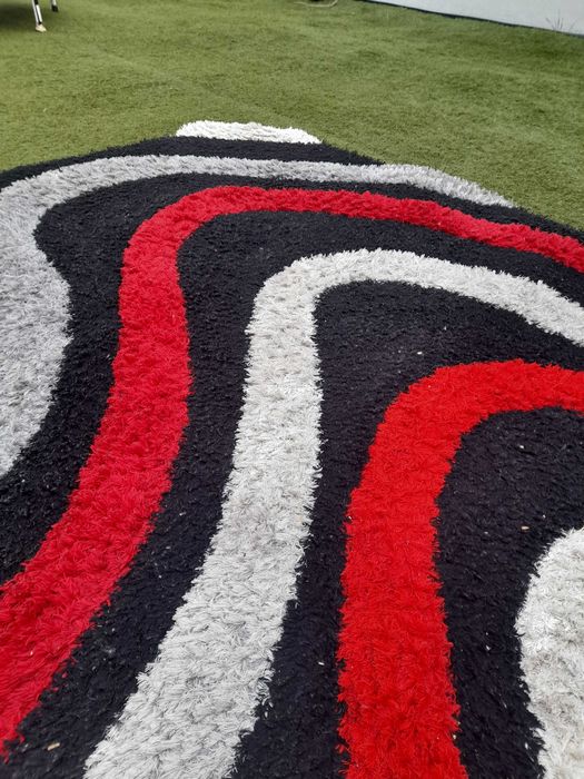 Tapete com pelo comprido vermelho e preto