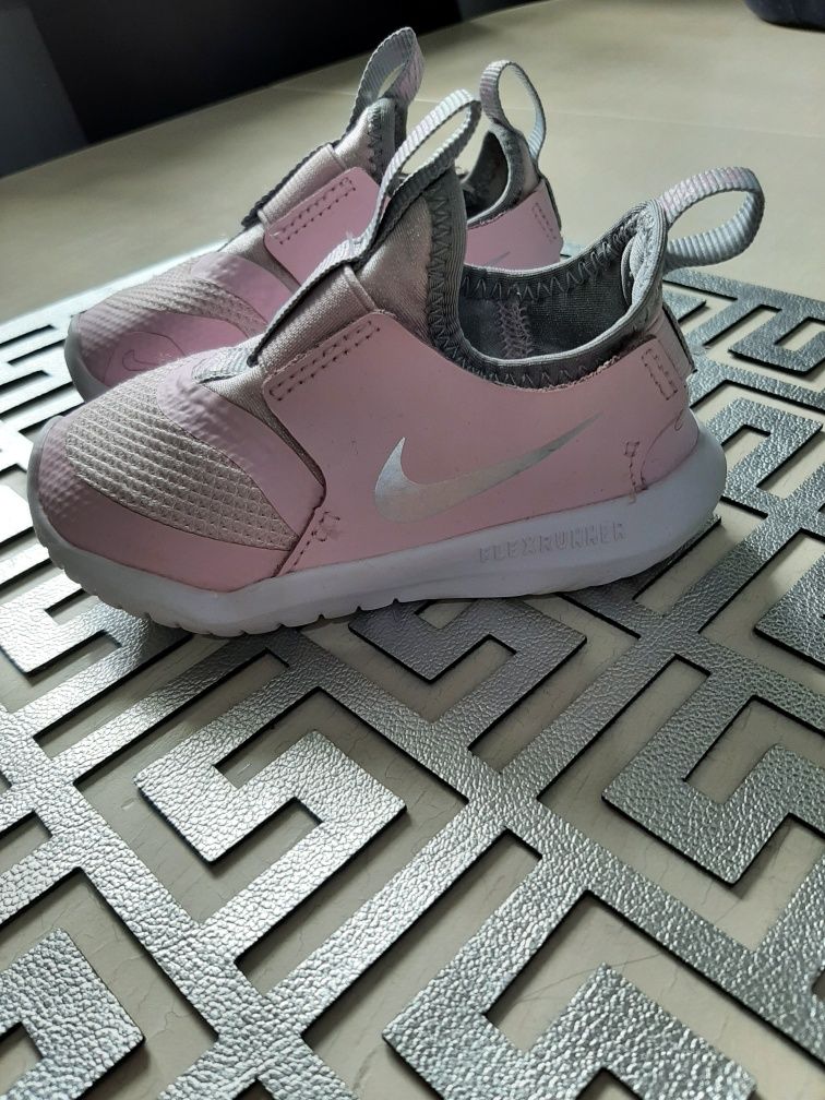 Buty Nike dziewczęce rozmiar 22 jak nowe