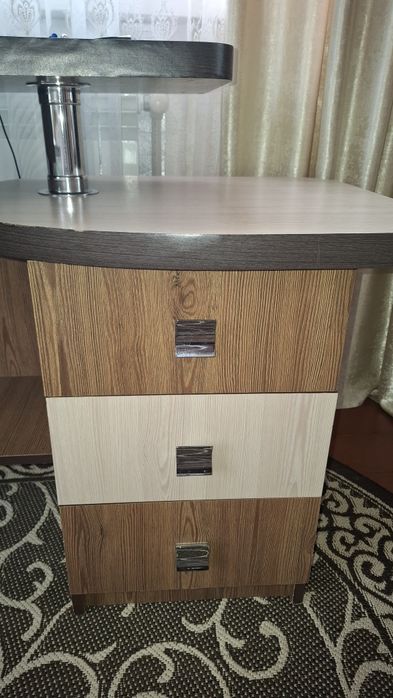 Письмовий стіл з шухлядами