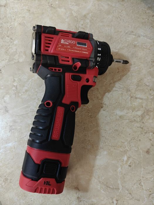 Безщітковий шуруповерт новий з зарядкою