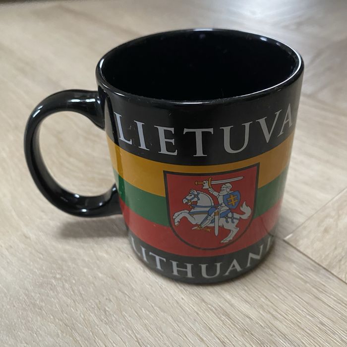 NOWY Kubek z Litwy czarny z kolorami flagi