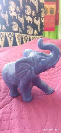Niebieski słoń z porcelany