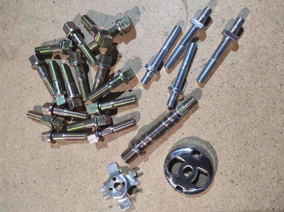 Szpilki mocowania silnika K750 Dniepr Ural M72 nowe śruby nakrętki