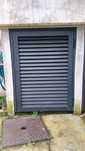 Portas de alumínio com alhetas fixas Cinzento