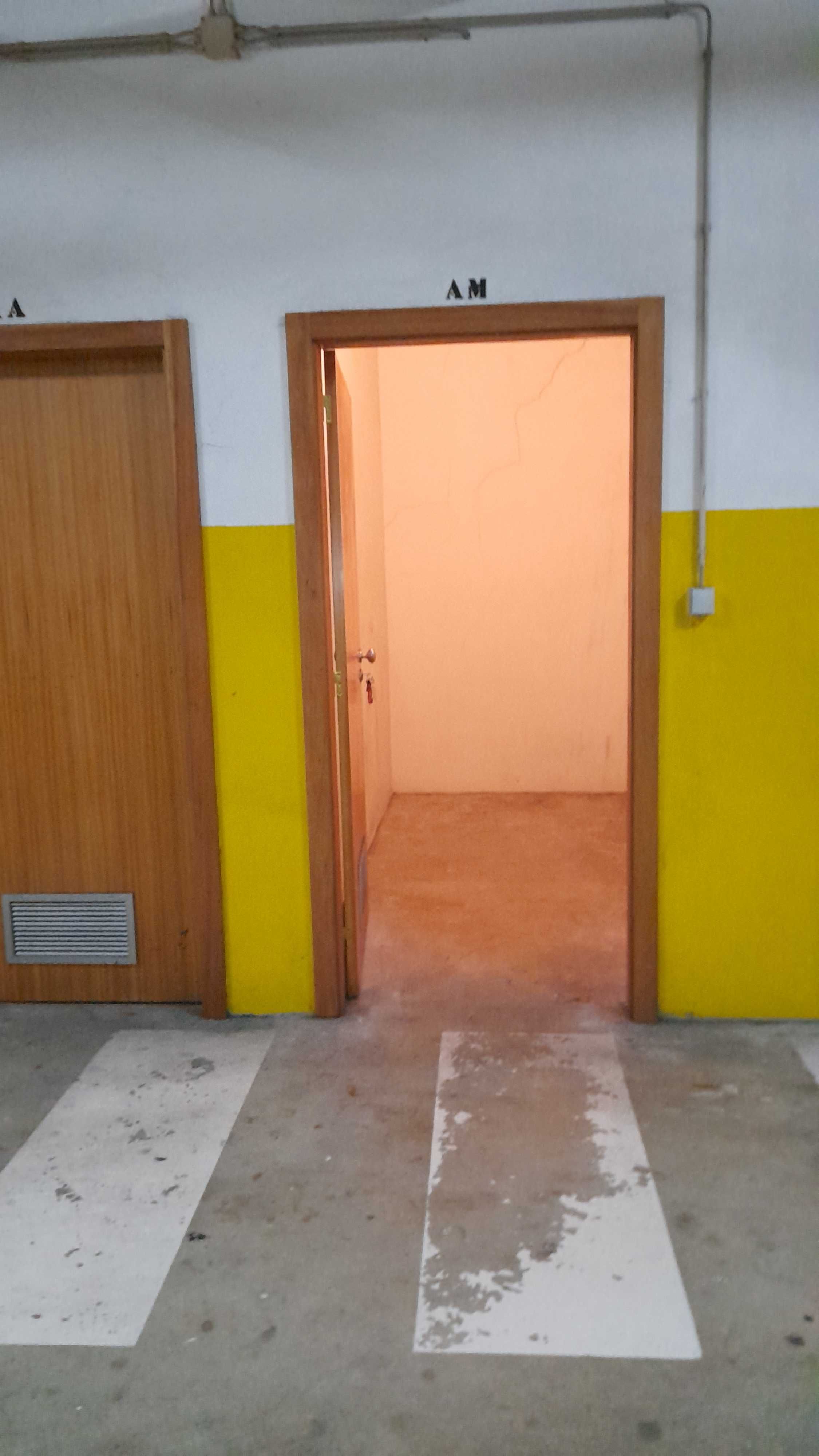 Lugar de estacionamento e arrumos frente Hospital S. João