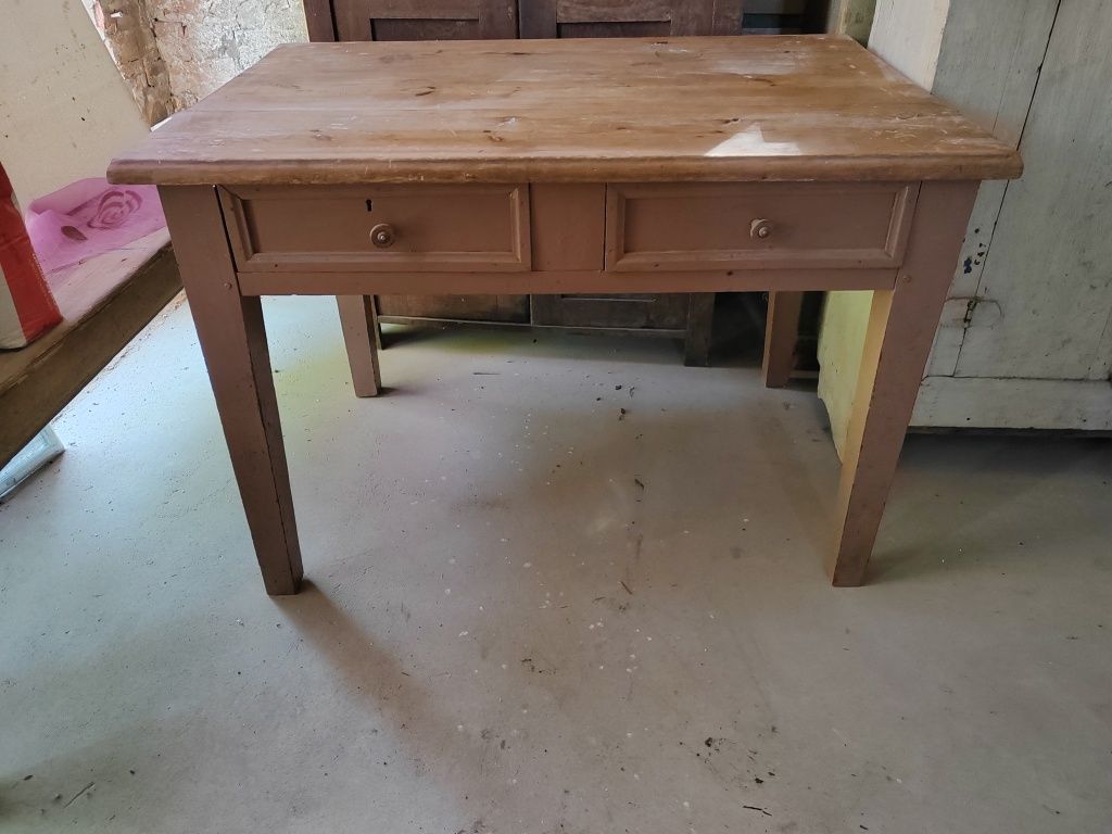 Stary drewniany stół wiejski