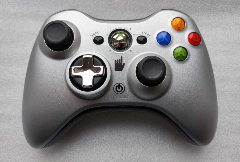Pad Bezprzewodowy Xbox 360 Srebrny Obracany Krzyżak JAK NOWY Microsoft