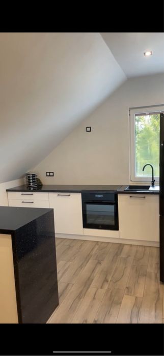 Kuchnia na wymiar z wyspą–nowoczesna,czarno-biała, z brokatowym blatem