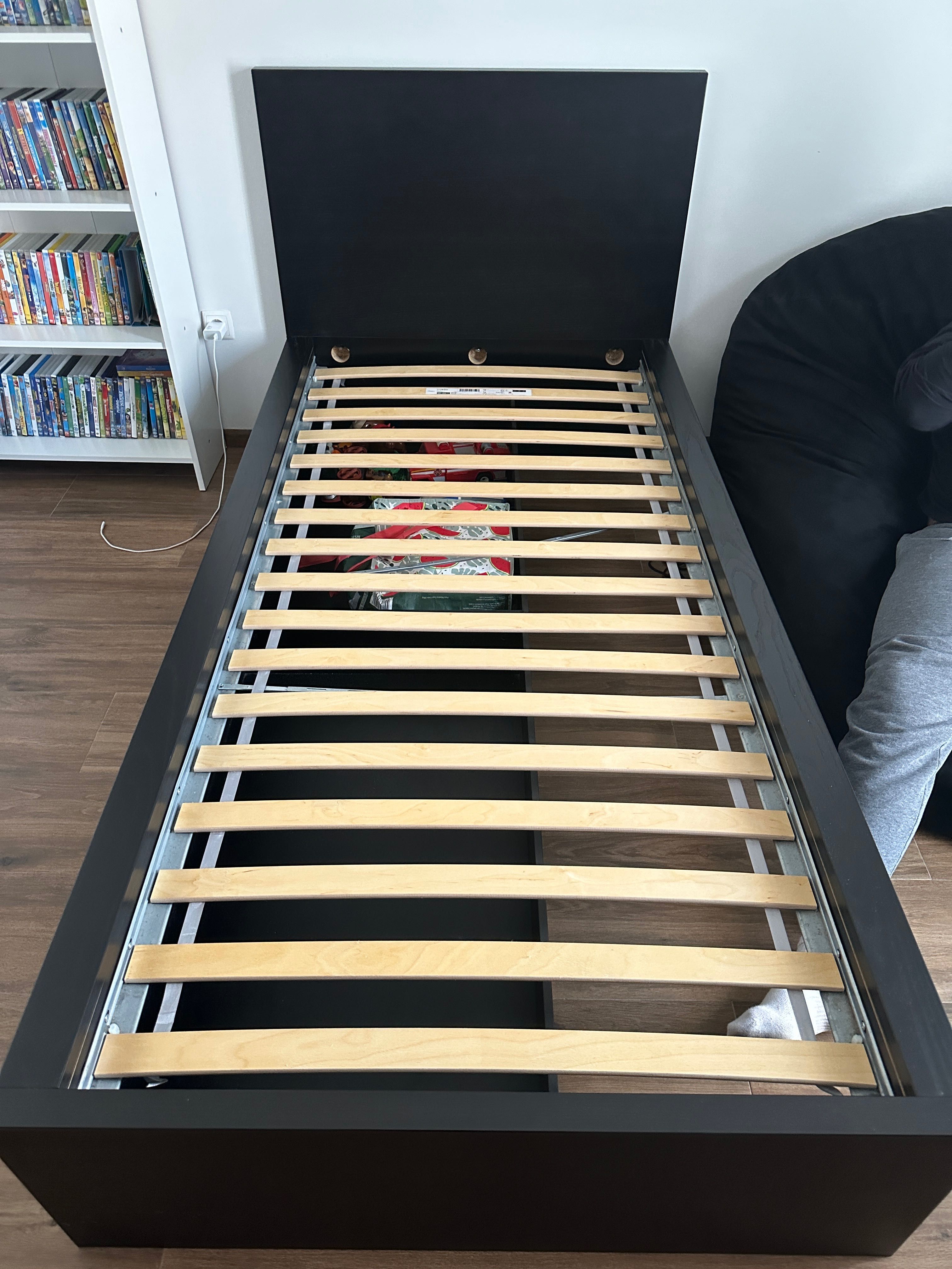 Cama solteiro Ikea Malm com gavetões e colchão em excelente estado