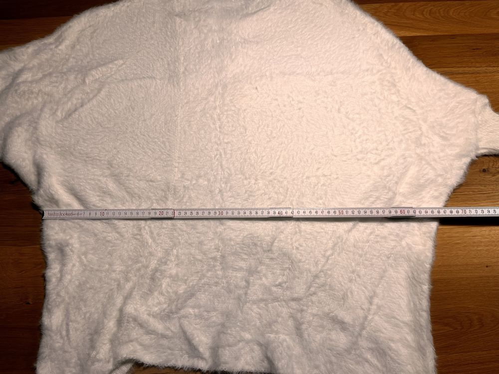 Śmietankowy sweter włochaty oversize