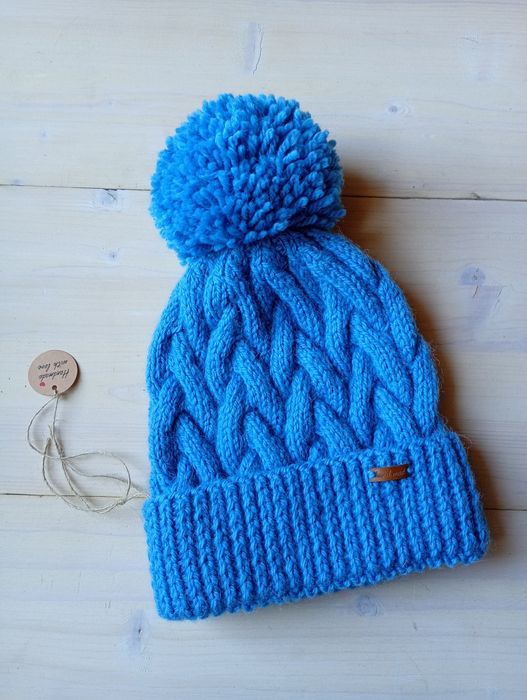 Czapka zimowa niebieska z pomponem wełna z Alpaką warkocze
