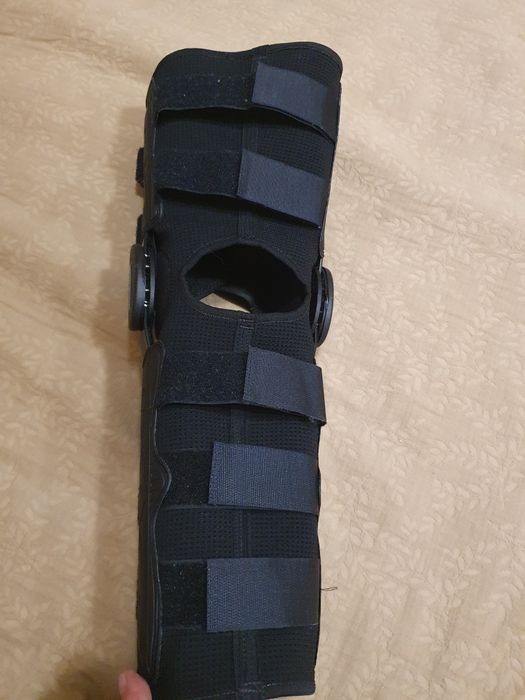 Тутор на коліно регуоюється