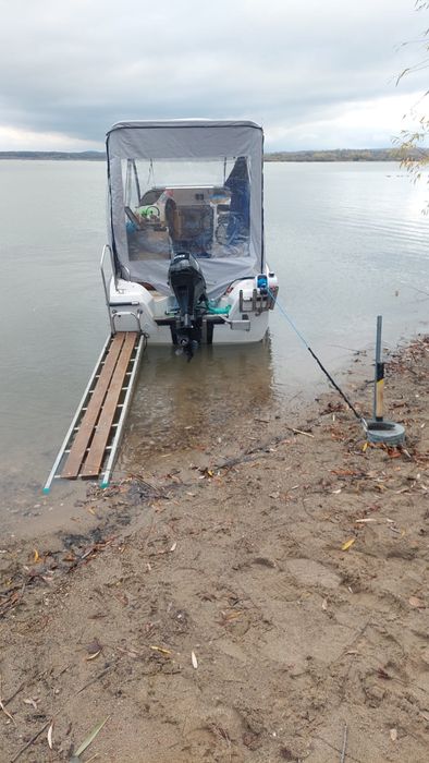 Łódź kabinowa z wózkiem