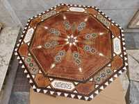 Mesa octagonal em madeira decorativa