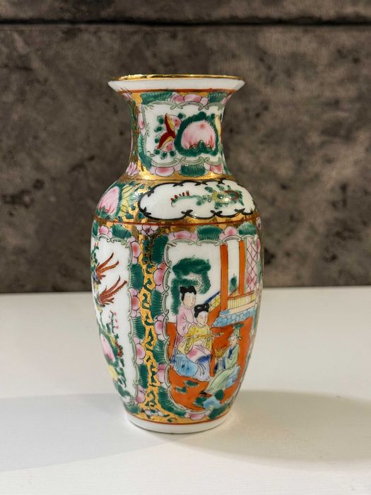Chiński wazon porcelanowy Famille Rose – ręcznie malowany, sygnowany