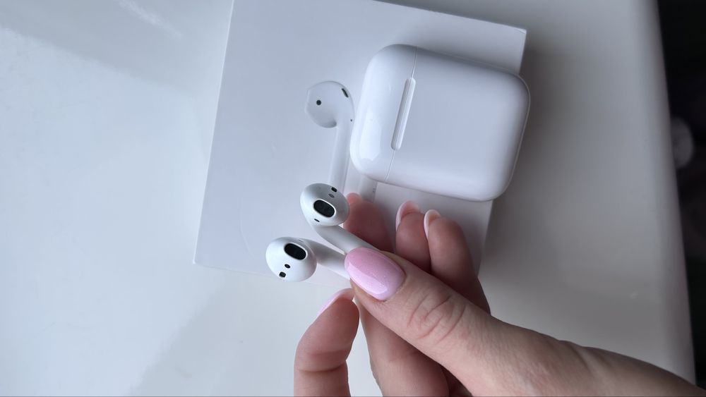 Навушники Apple AirPods 2 with Charging Case MV7N2