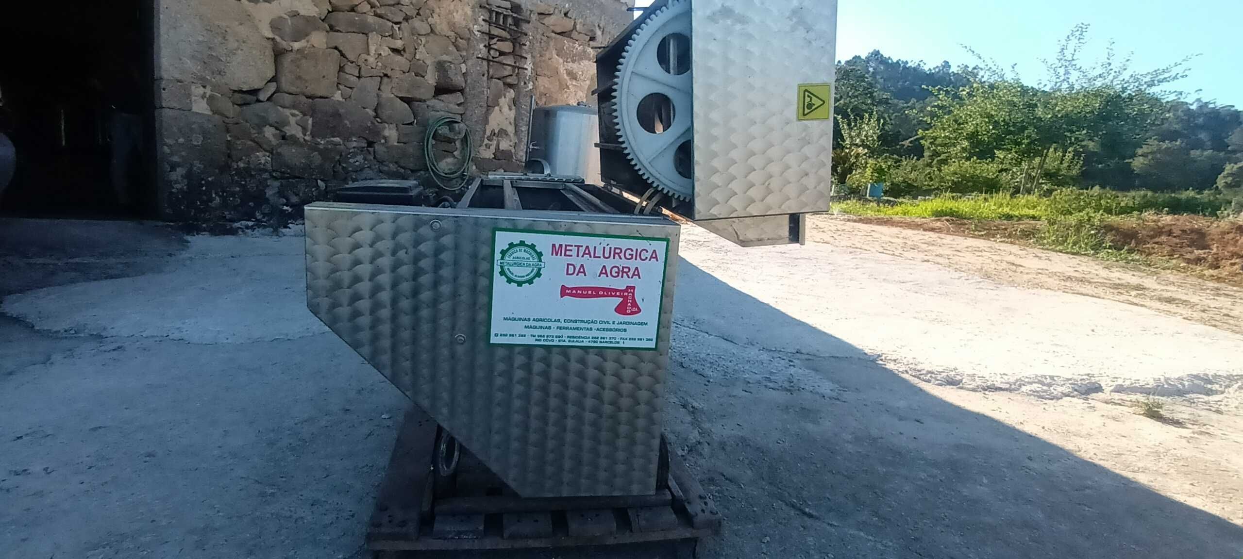 Vendo relador de uvas   cuba em inox  de 250 litros bom preço