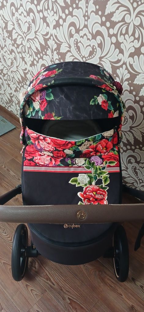 Продам люльку Cybex Priam Spring Blossom Dark . 
В комплекте :
-люльк