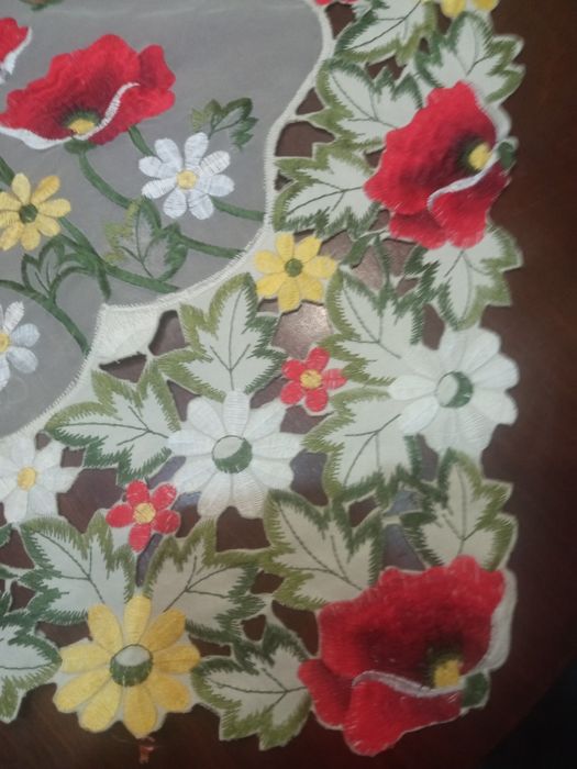 Obrusik kwadratowy poliestrowy haftowany o boku 85 cm