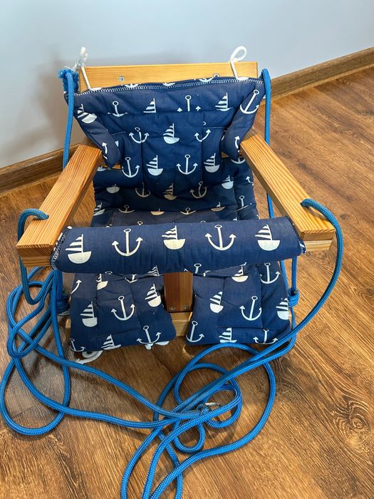 Huśtawka drewniana dla dziecka domowa