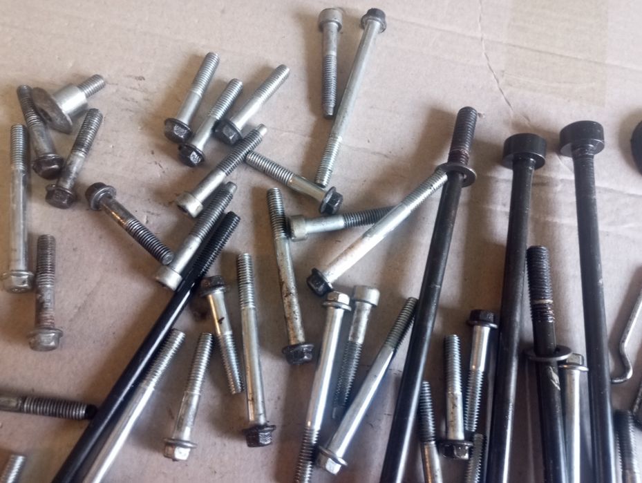 Śruby śrubki szpilki nakrętki silnika klin Aprilia SX 125 RX xtm A4