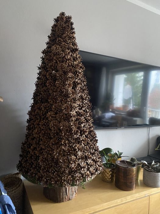 Duża choinka z szyszek