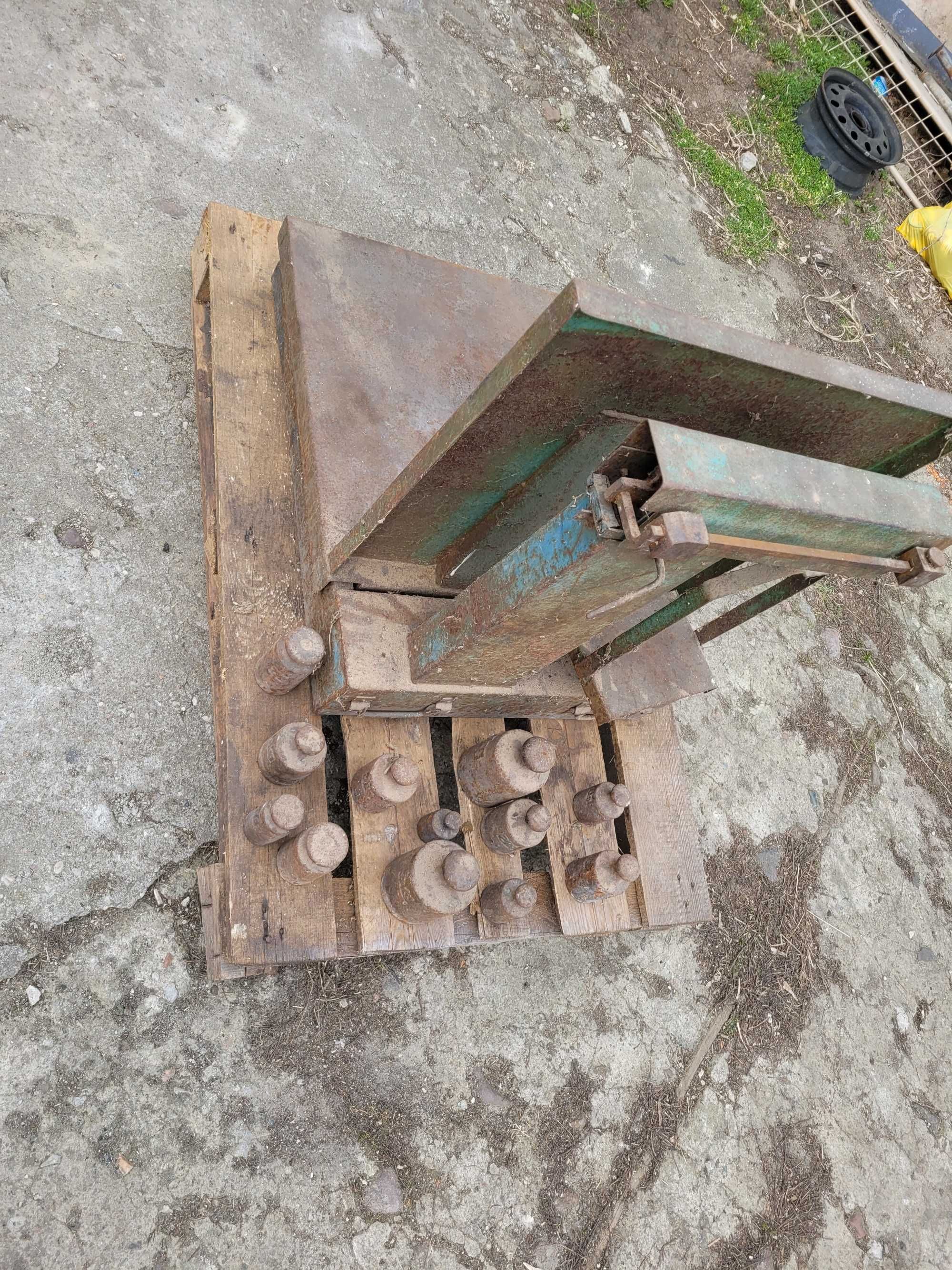 Waga mechaniczna / szalkowa z odważnikami