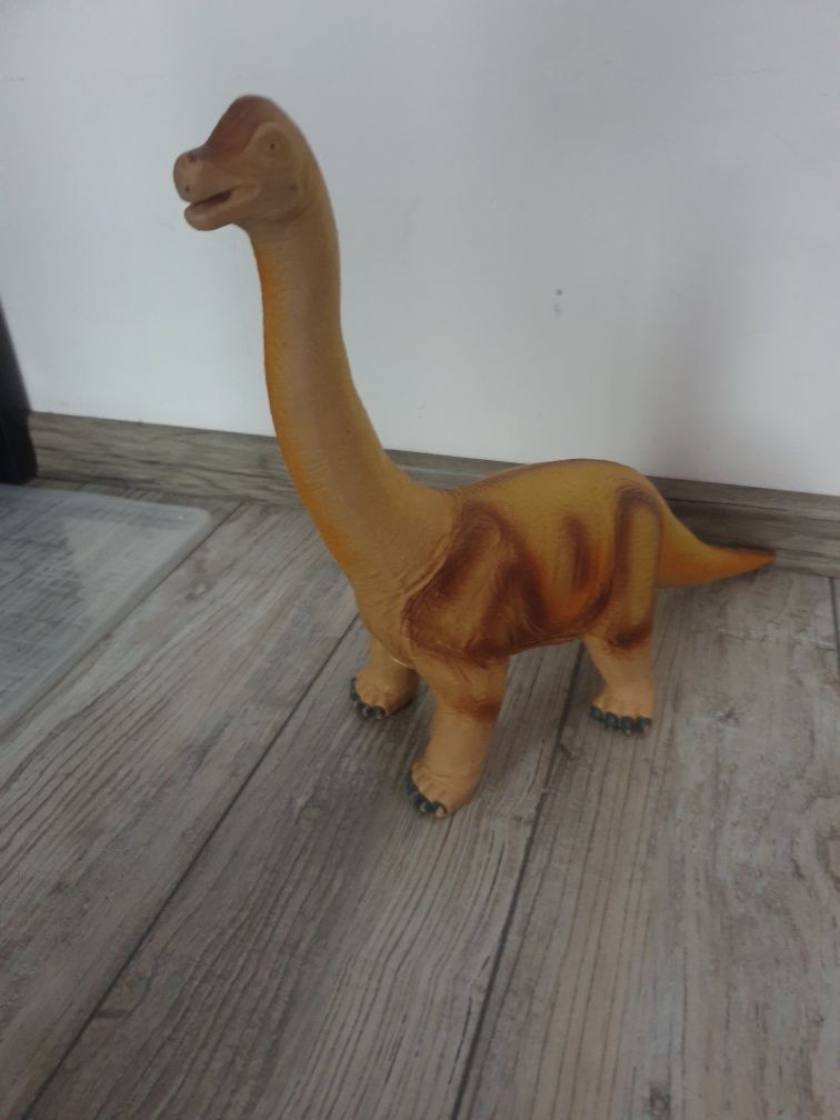 Duzy dinozaur gumowy