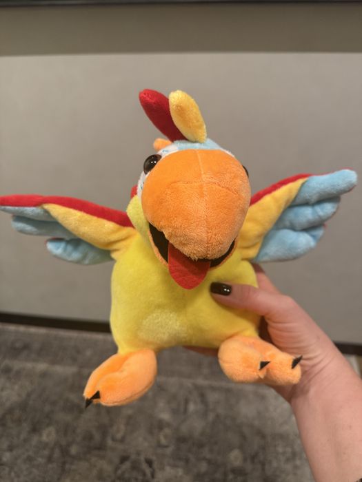 Інтерактивна папуга повторює всі слова, звуки