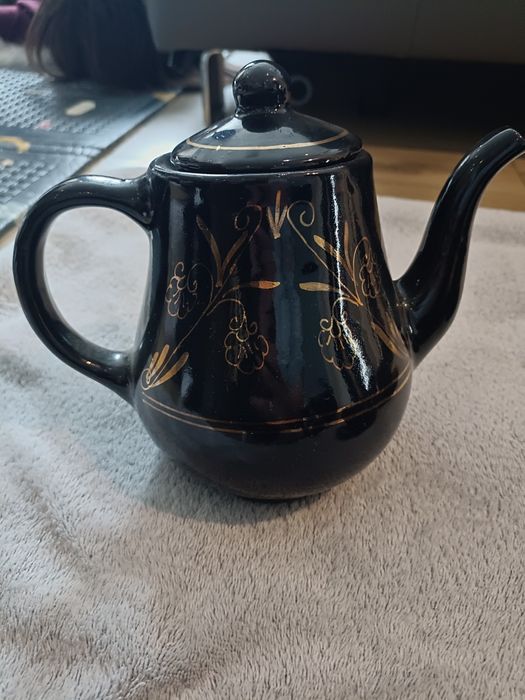 Elegancki czarny serwis kawowy