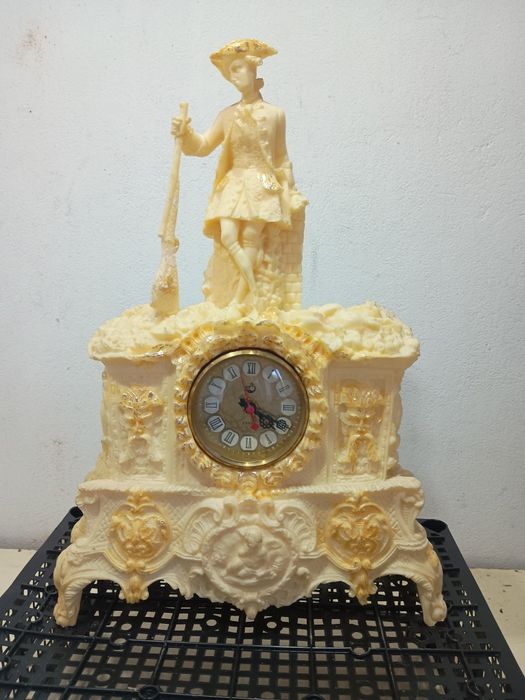 Zegarek kominkowy rosyjski, Ala kość słoniowa