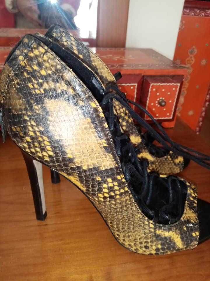 Sandálias snake print da Zara