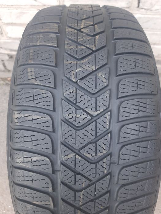 Шини б/у 225/50R17 Pirelli 2шт.зима.