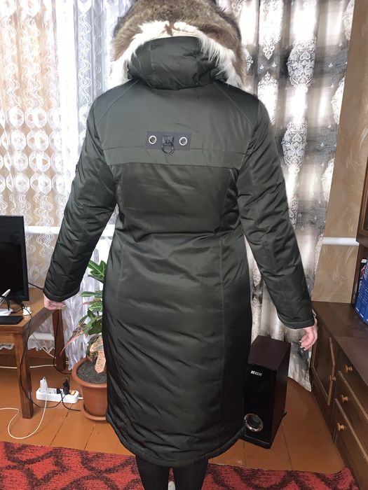 Довгий жіночий пуховик з натуральним хутром