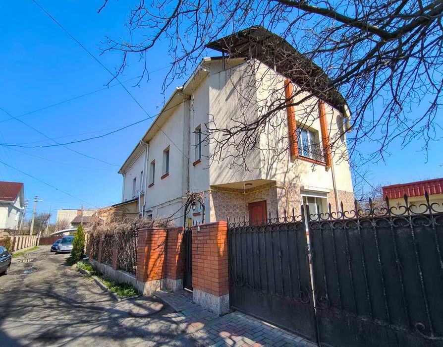 Будинок з гаражем в центрі міста Черкаси