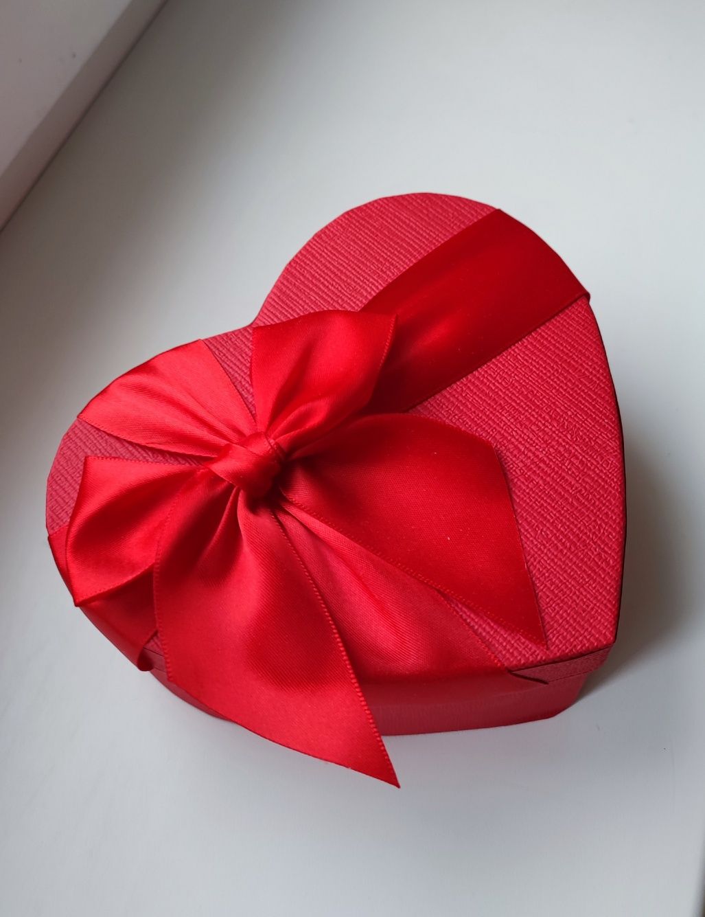 Подарункова коробка картонна червоне серце