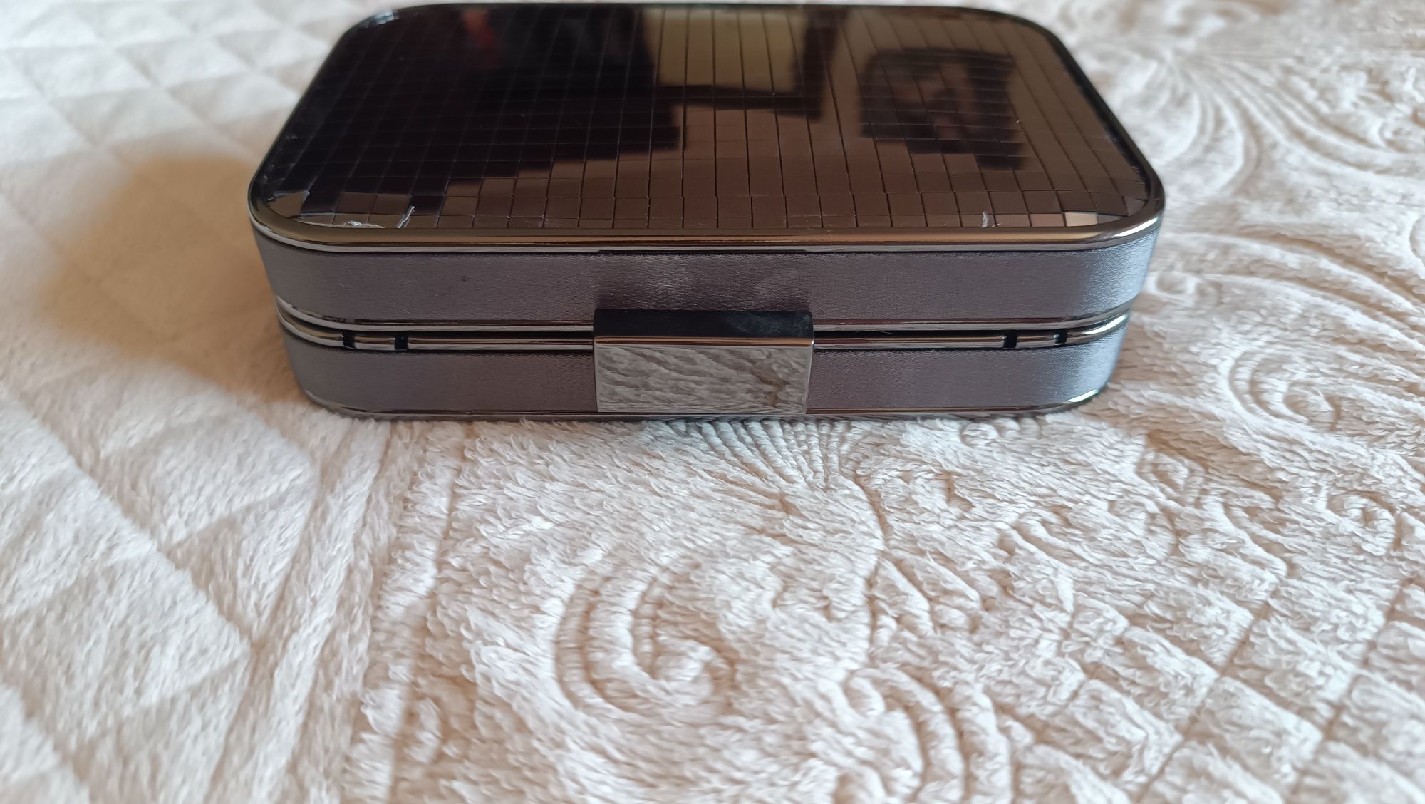 Pochete cinza metalizada da Biju