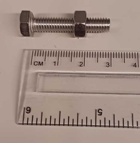 Parafusos M6 com porca