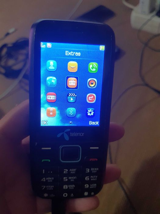 2 telemóveis com teclas Nokia e outro