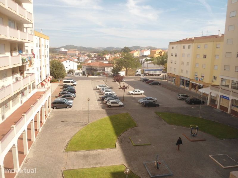 Apartamento T1 com varanda, na periferia da cidade de Torres Vedras
