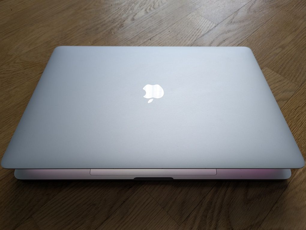 MacBook Pro 2019, 15", i9 (8 ядер), 16/1 ТБ, як новий.
