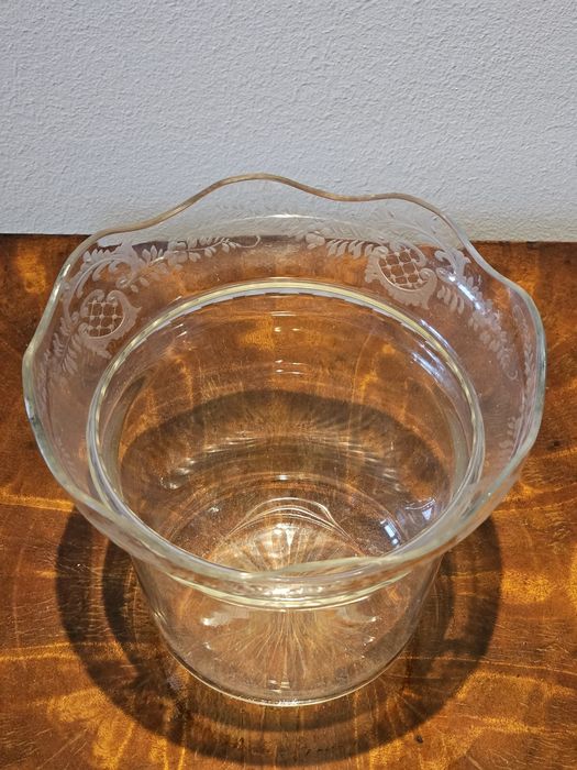 Wazon że srebra bogato zdobiony z reliefem rocaille