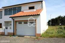 VIEIRA DE LEIRIA--Moradia T3 + 2, com 3 pisos, ao nível térreo compost