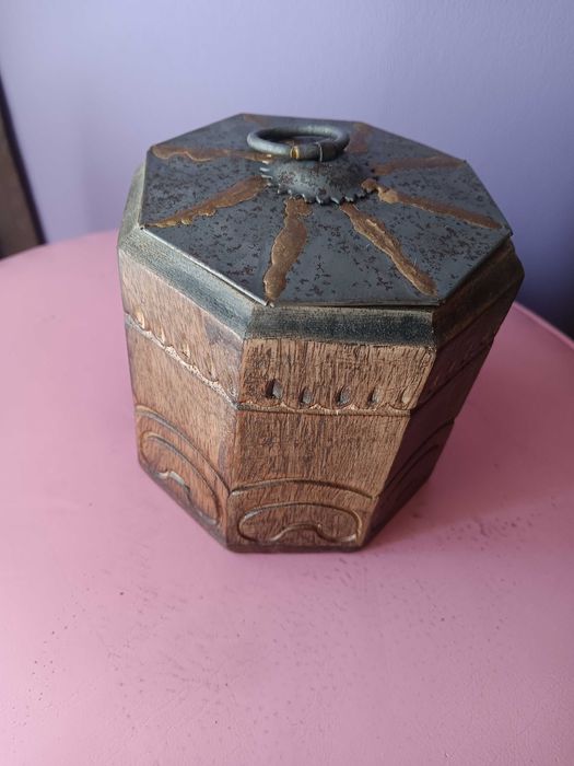 Pote pequeno de madeira sculpida com tampa metálica
