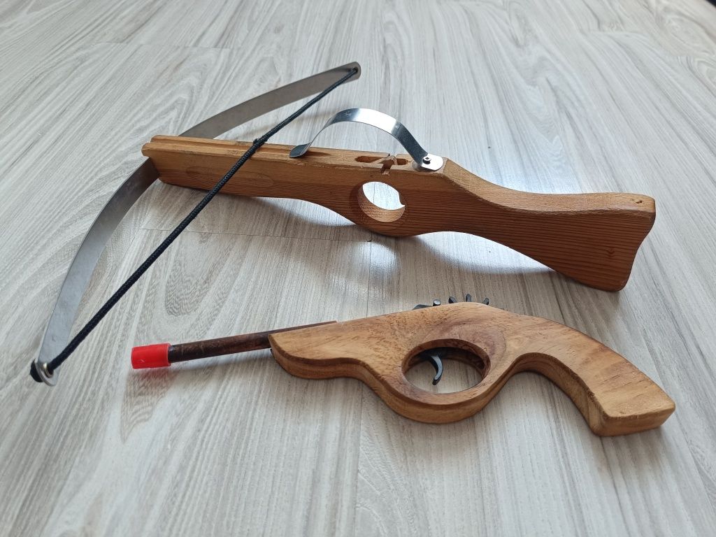 Drewniany pistolet na gumki i proca