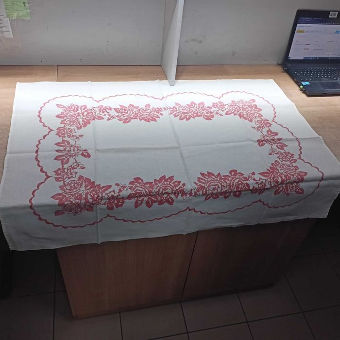 Biały obrus z wzorem czerwonych róż 110x85cm