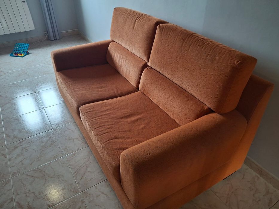 Sofá  de 2 lugares em bom estado /espaçoso